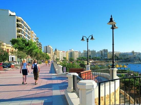 Luxurious 2Br Apartment In Валета Екстериор снимка