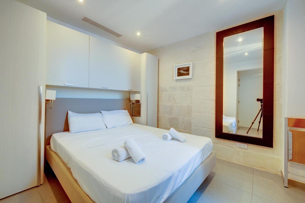 Luxurious 2Br Apartment In Валета Екстериор снимка